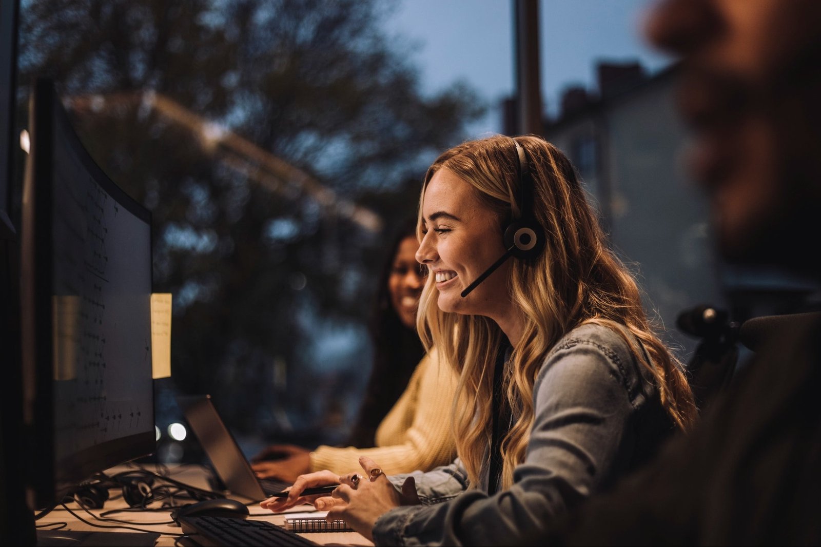 Stop a scripted customer service - instead of human Businessman